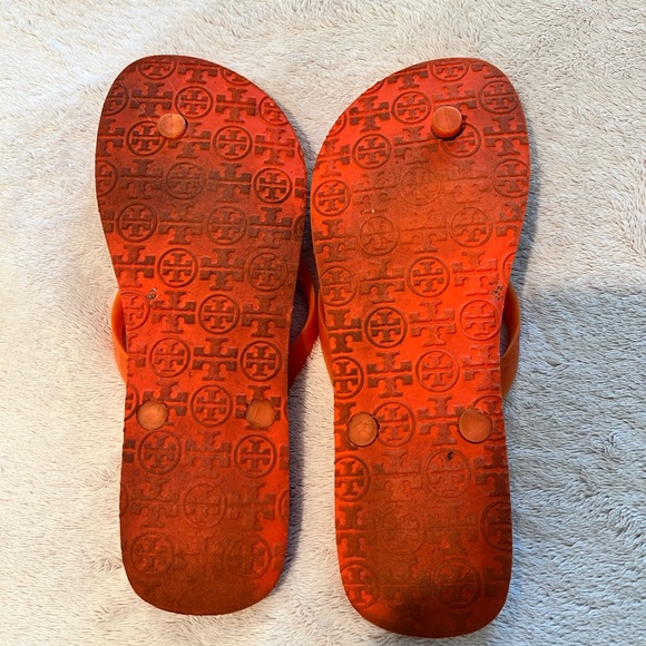 Tory Burch orange flip flops size 8 - Picture 2 of 3